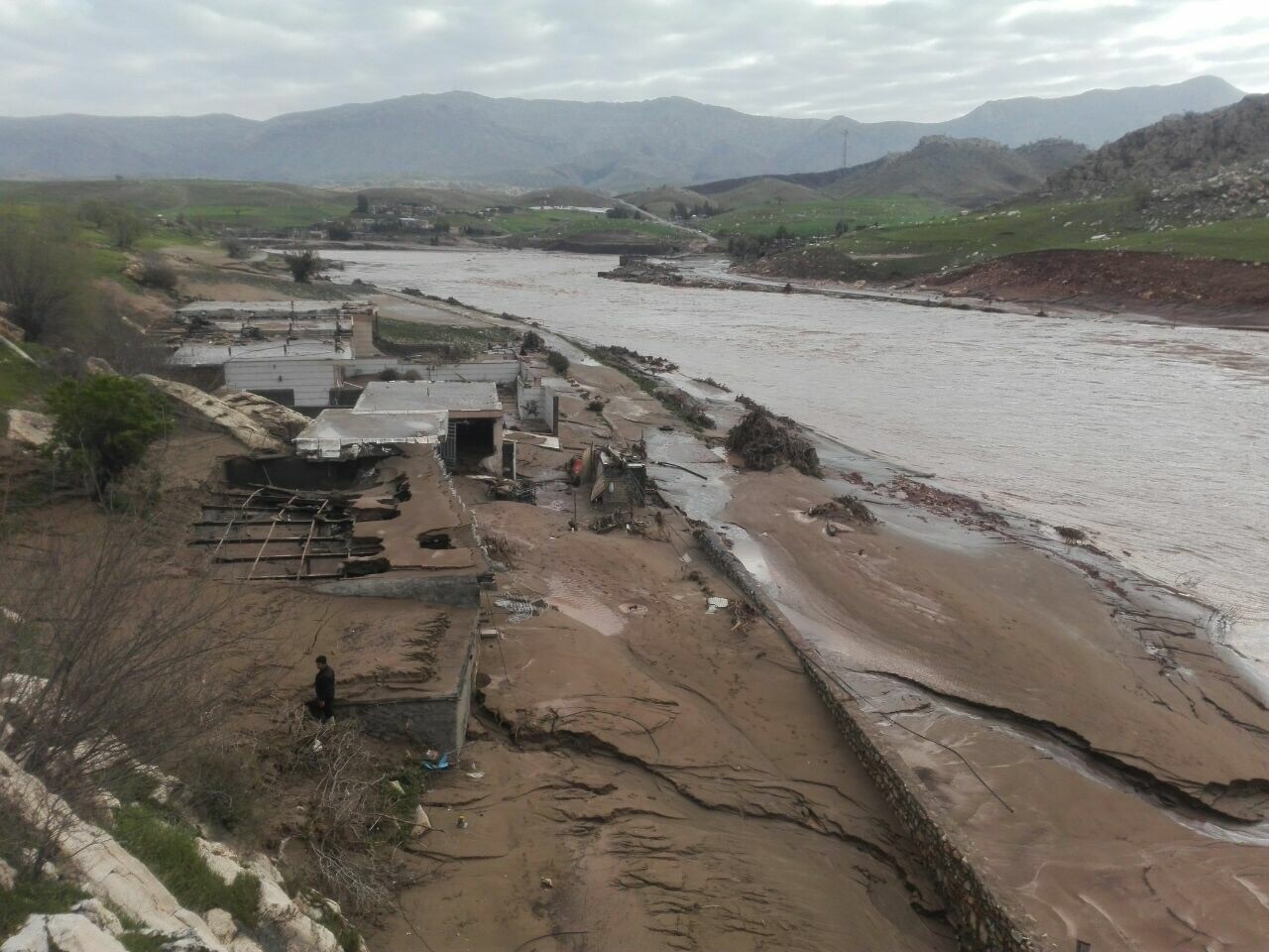 اسکان اضطراری روستاهای حاشیه رودخانه های شهرستان دروود