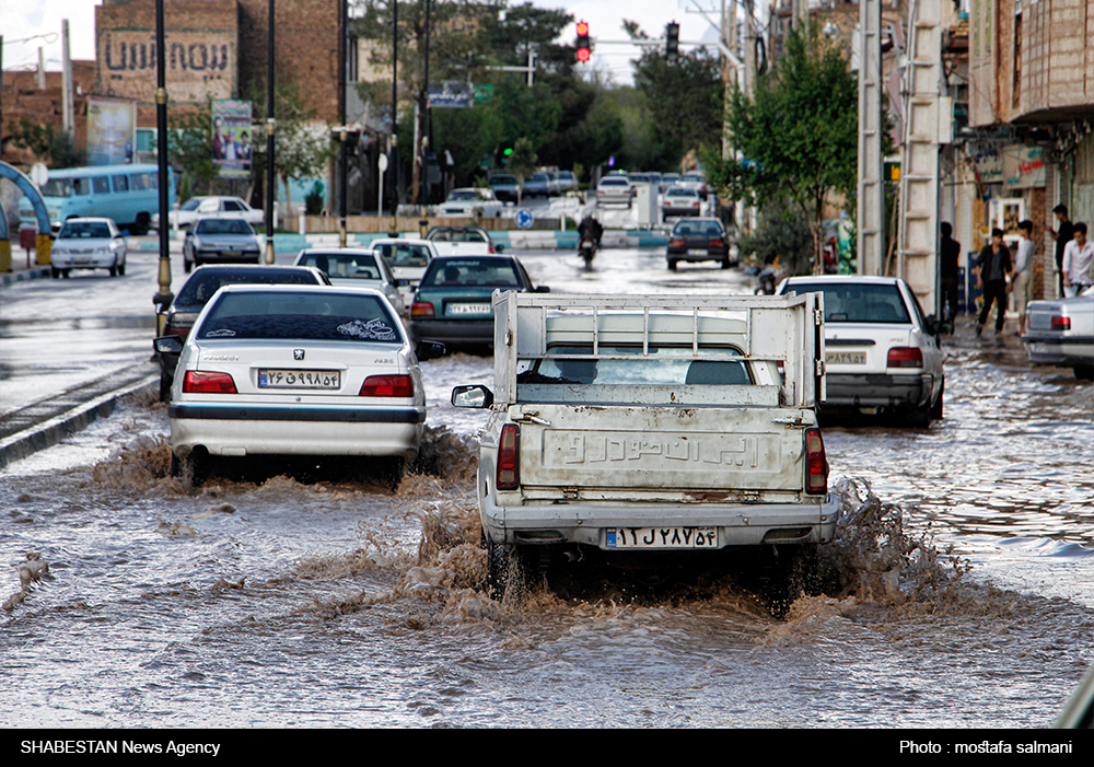 لغزندگی محورهای ارتباطی ایلام در پی بارش باران