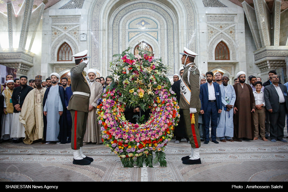 ادای احترام متسابقین مسابقات بین المللی قرآن به امام خمینی(ره)