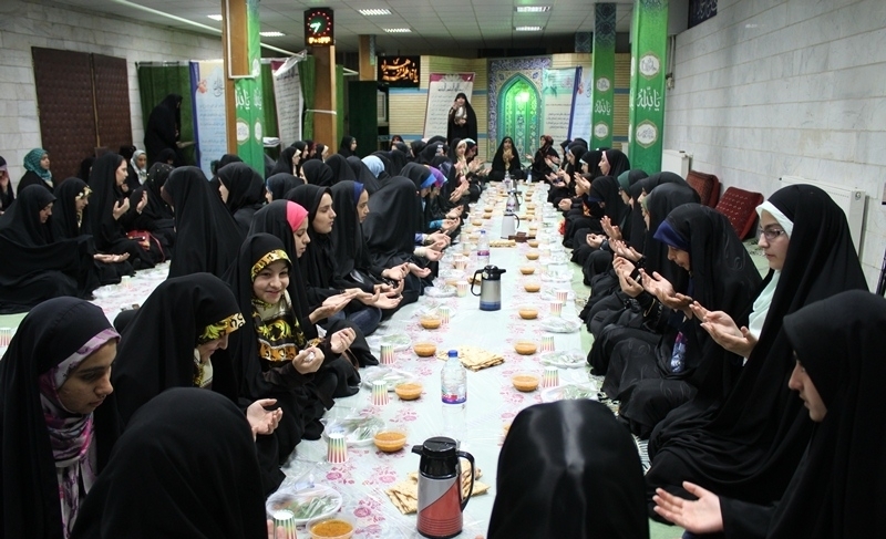 افطاری کانون شهید «ابراهیم هادی» برای دانش‌آ‌موزان مروج حجاب و عفاف