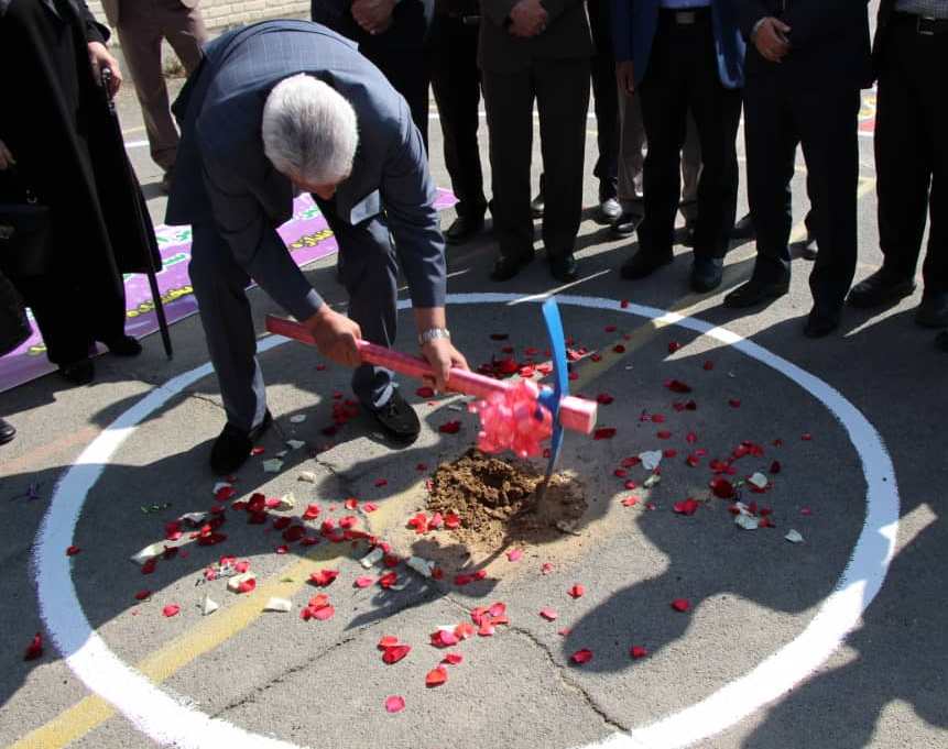 کلنگ مدرسه خیر ساز حاج غلامعلی توکلی بر  زمین زده شد