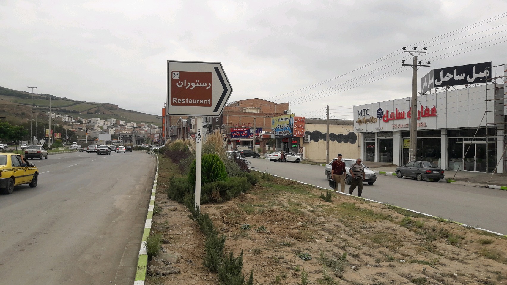 بی تدبیری یا ویژه بینی؛ نان رستوران داران گرگان آجر شد/ سردرگمی مشتریان رستوران از شاهکار مهندسی راه 