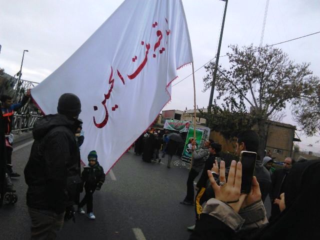 اقامه نماز جماعت ظهر در روز اربعین تا توزیع ده هزار ساندویچ/ خدمات‌رسانی کانون فرهنگی هنری آل نبی(ع) به جاماندگان اربعین