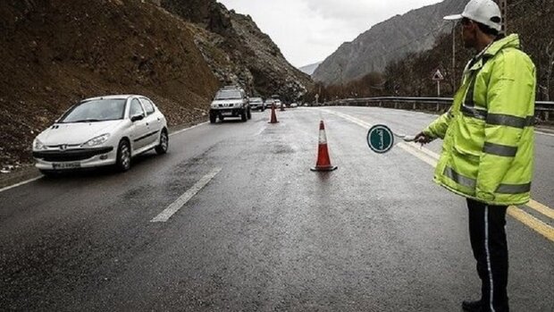 لغزندگی سطح جاده های استان زنجان در پی بارش باران