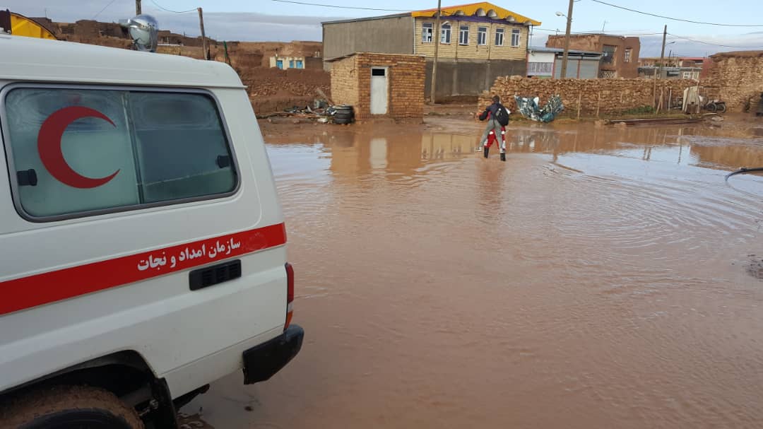 تخلیه آب منازل روستای اردهین توسط نیروهای هلال احمر