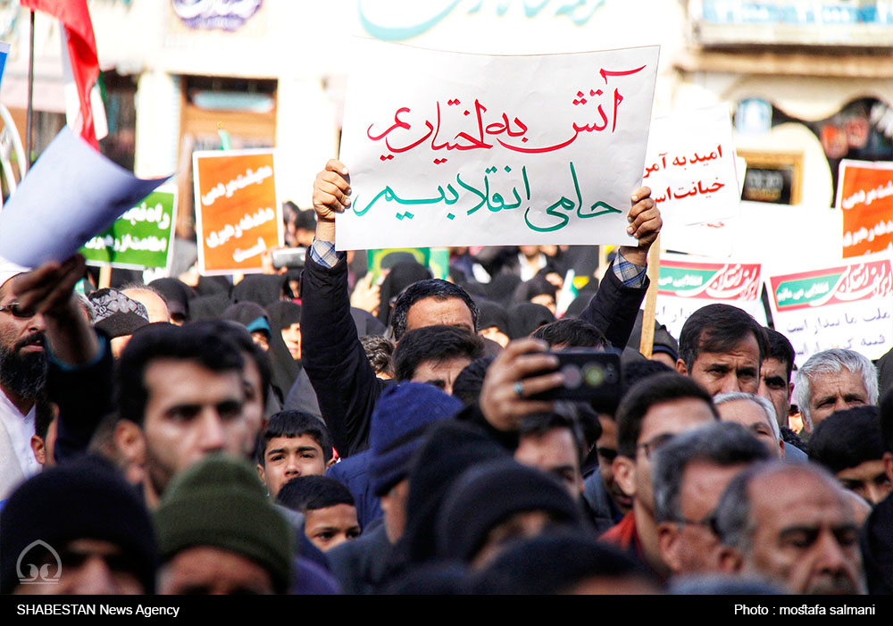 مغازه های انقلاب بدون تعطیلی در حاشیه راهپیمایی به کسب و تجارت پرداختند