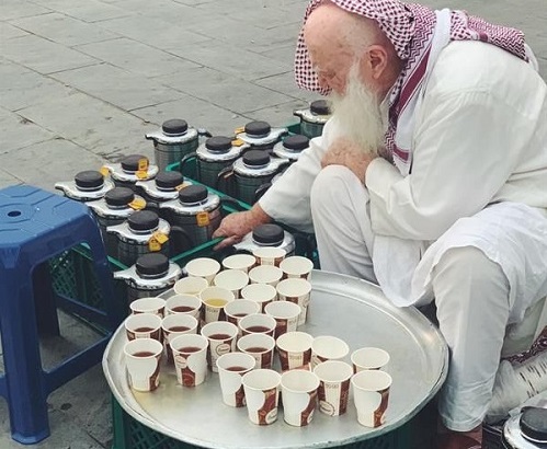 استقبال کاربران فضای مجازی از اقدام جالب یک پیرمرد در مسجد قباء