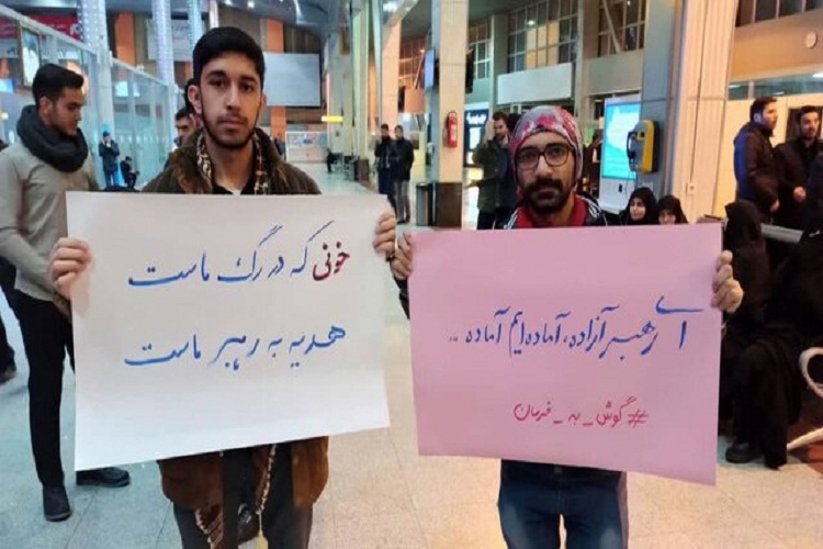 جمعی از دانشجویان در فرودگاه شهید مدنی تبریز تجمع کردند  