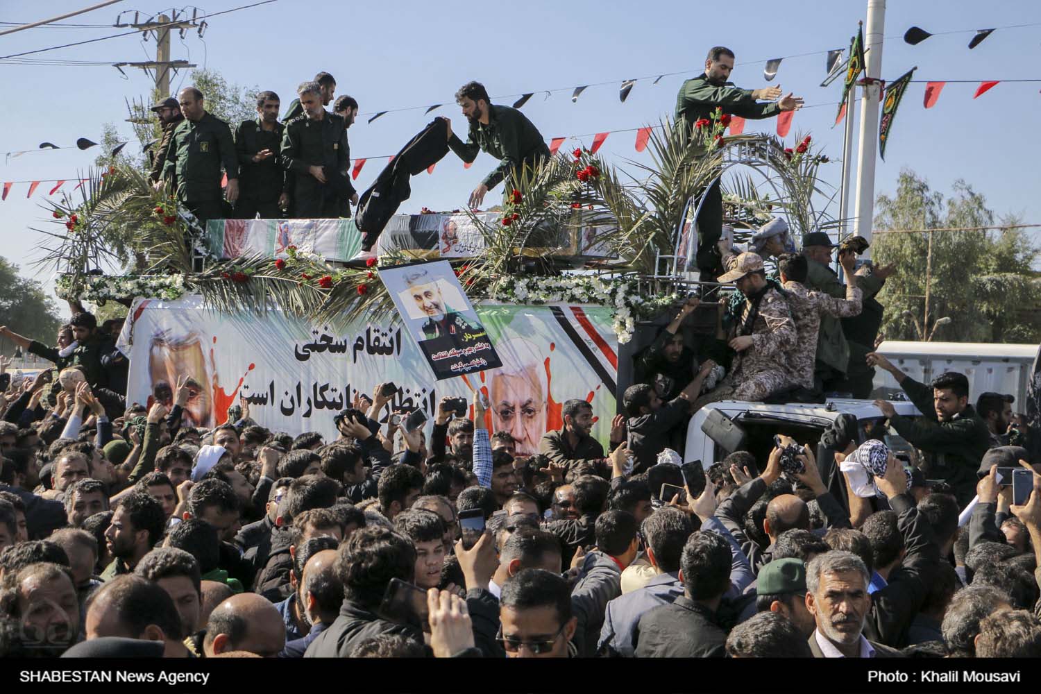 استقبال بی نظیر خوزستانی ها از سردار سلیمانی و همرزمانش