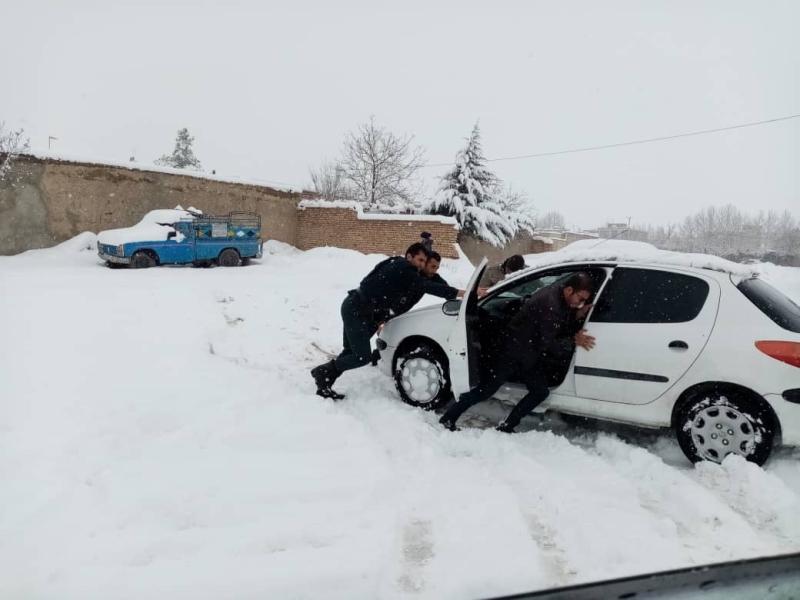 امداد رسانی پلیس بوانات به خودروهای گرفتار در برف