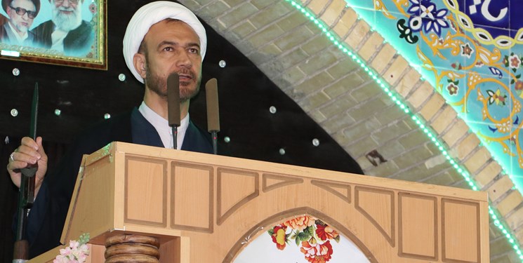 انتقاد امام جمعه جهرم از اظهارنظرهای غیرتخصصی در فضای مجازی