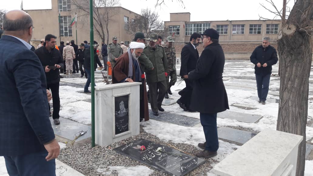 جشن های انقلاب با حضور در مزار شهدا آغاز شد