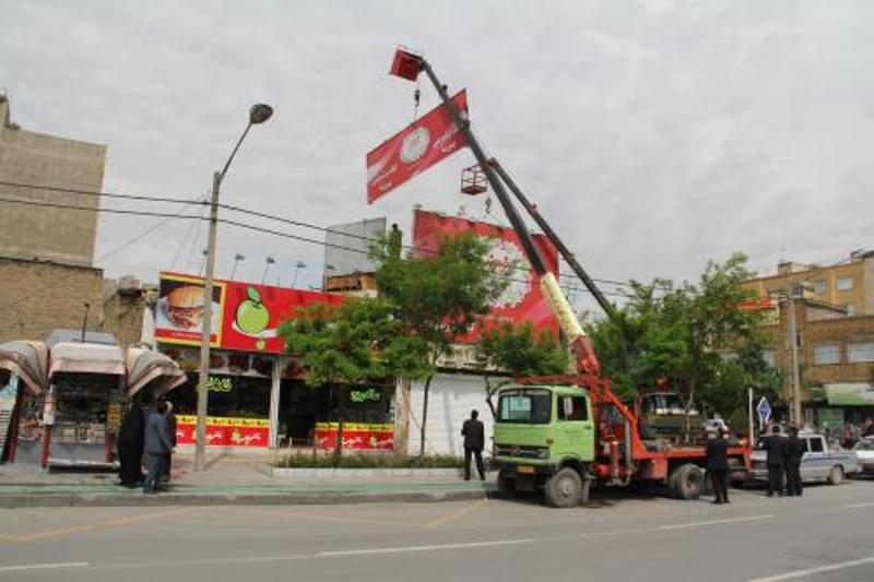 جمع آوری تابلوهای تبلیغاتی غیرمجاز در شیراز