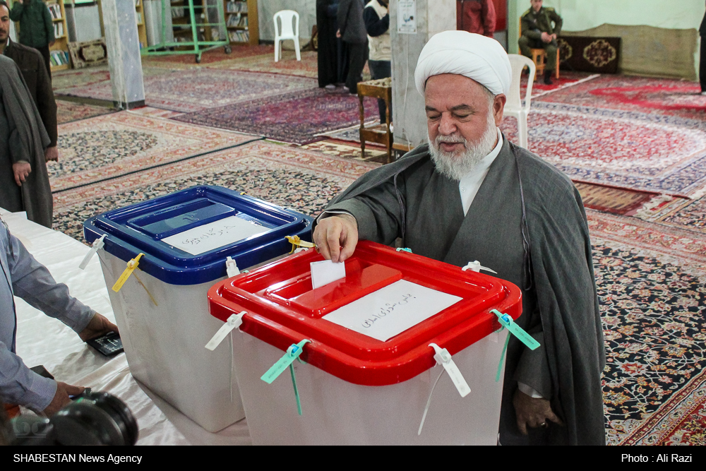 امام جمعه بجنورد رأی خود را در صندوق انتخابات انداخت