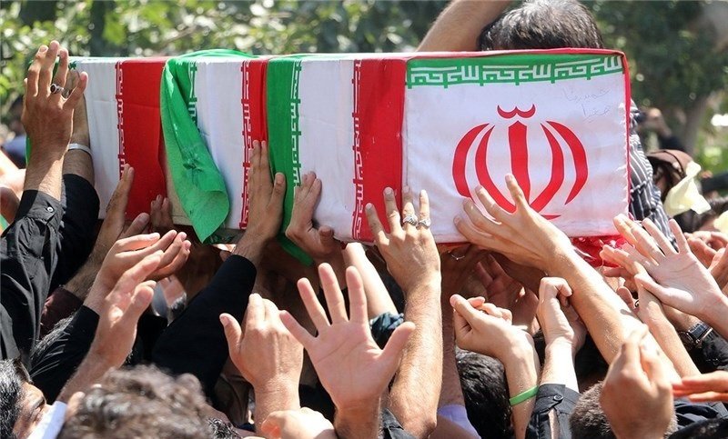 پیکر جانباز شهید "عباس عبدی" بر روی شانه های مردم تشییع شد