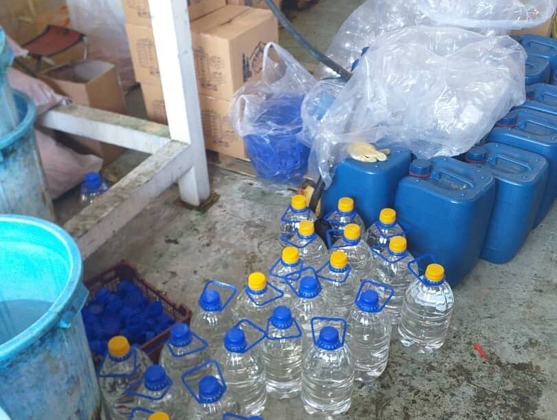  ۱۲۰ هزار لیتر الکل احتکار شده از انباری در شورآباد کشف و ضبط شد