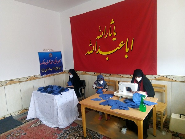 جهادگران کانون گلستان روستای ارجنک در نبرد با کرونا/ بچه مسجدی‌ها روزانه ۱۰۰ ماسک تولید می کنند  