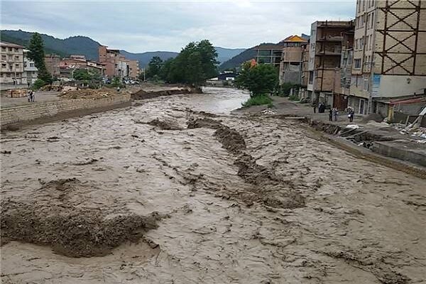 جاری شدن سیلاب به اراضی کشاورزی شیروان خسارت زد