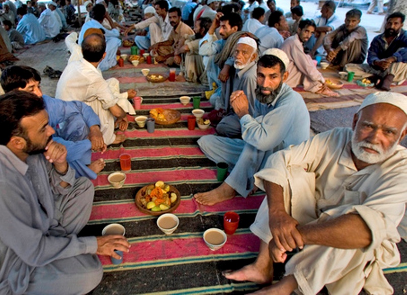 برگزاری مراسم ماه رمضان در پاکستان بدون توجه به هشدارهای دولت 