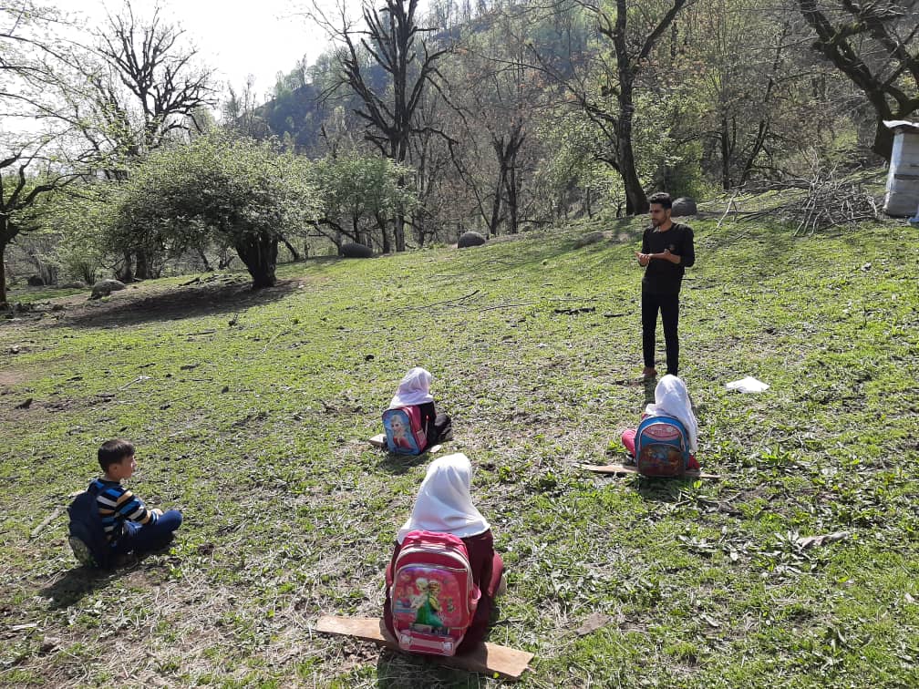 معلمی که در دل طبیعت تدریس می کند