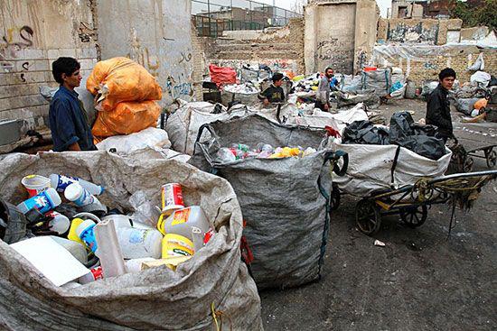 ساماندهی افراد دوره گرد و فروشندگان و دلالان پسماندهای خشک بازیافتی در یزد