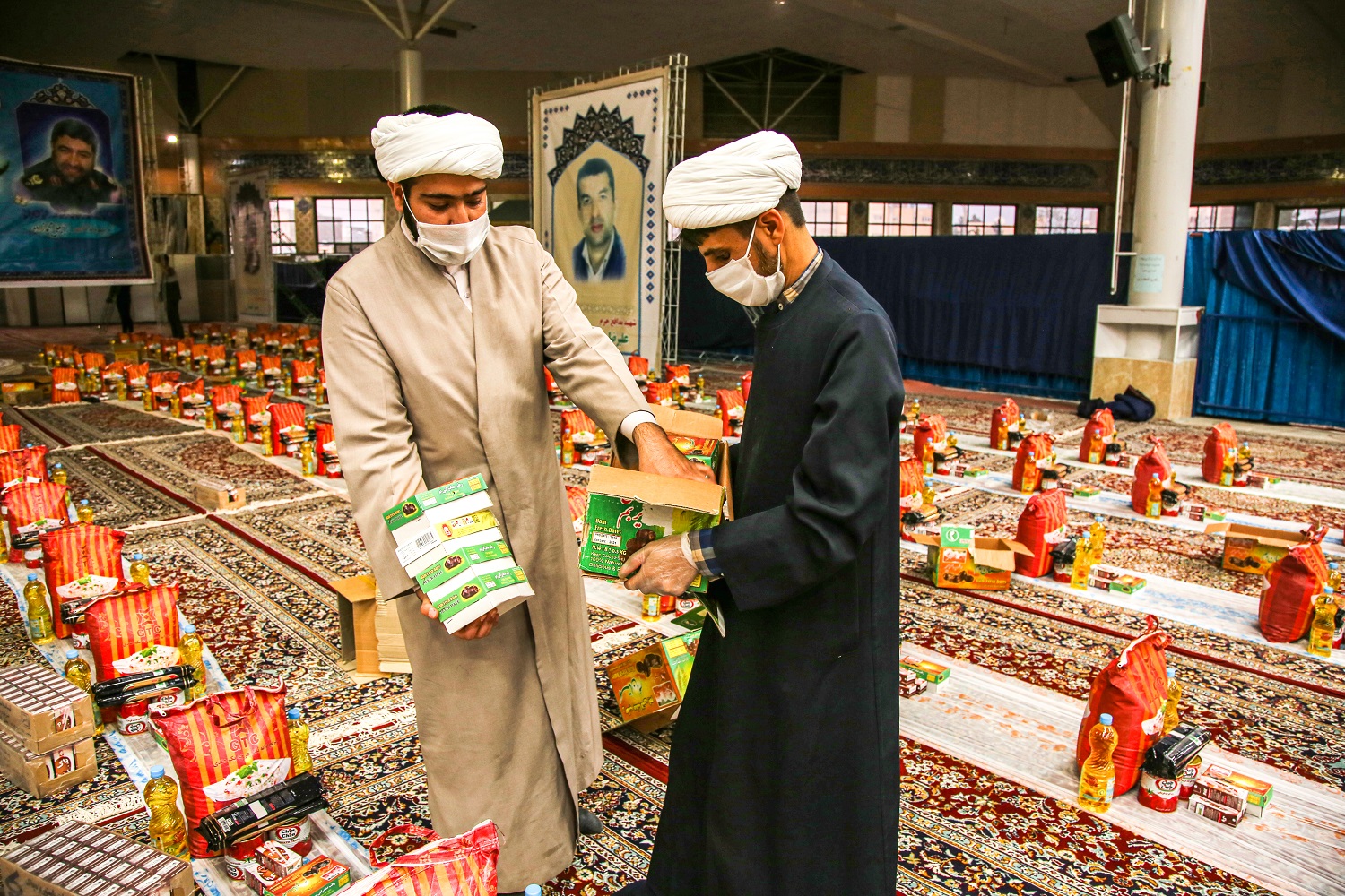 کمک مومنانه مدرسه علمیه امام القائم(عج) به ۱۷۰ خانواده نیازمند / مشارکت طلاب در تسغیل و تکفین اموات کرونایی