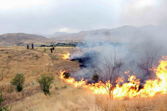 ۲هزار مترمربع  از اراضی شهر اسفراین در آتش سوخت