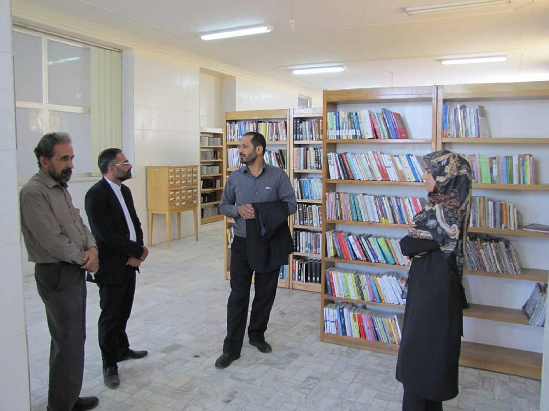 بازدید رئیس اداره فرهنگ و ارشاد اسلامی شهرستان اشکذر از کتابخانه عمومی معلم این شهرستان  