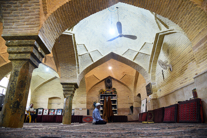«آقالَر»، مسجدی با شبستان دارای عرق چین