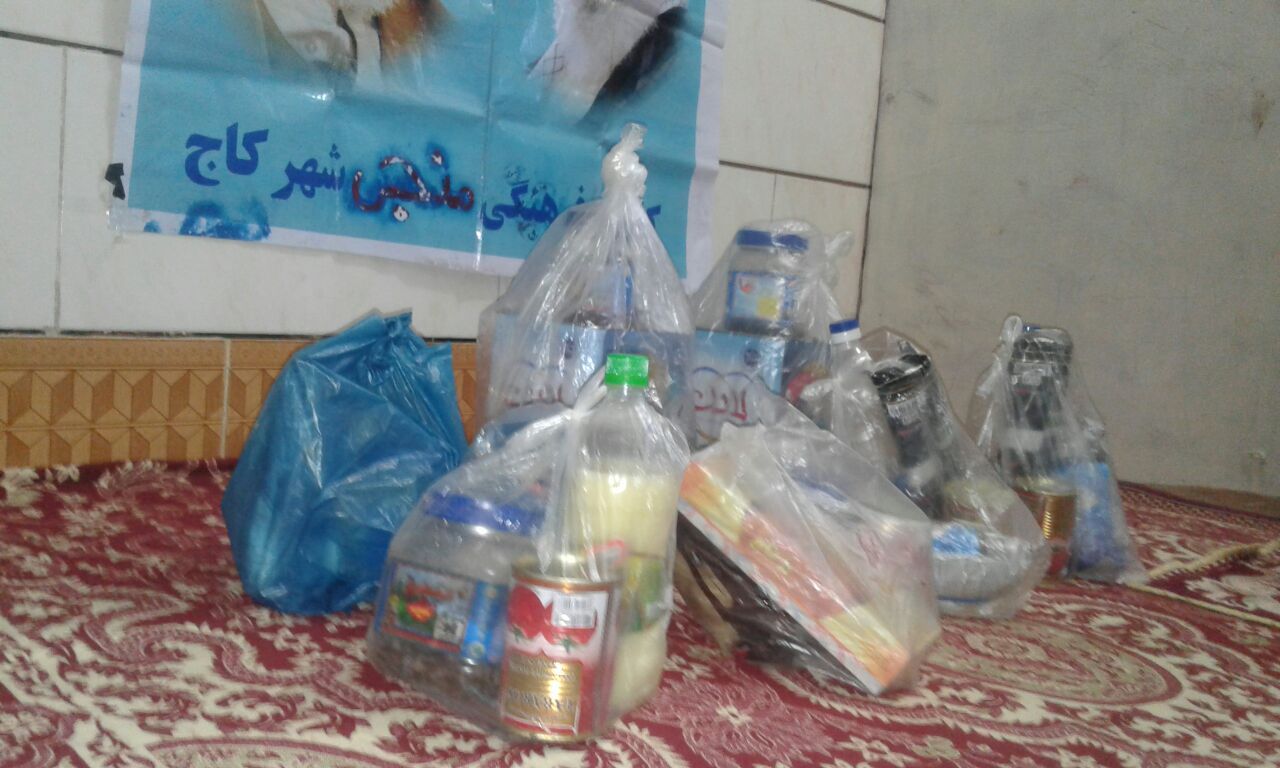 توزیع کمک های مومنانه کانون فرهنگی هنری منجی بین نیازمندان روستای کاج