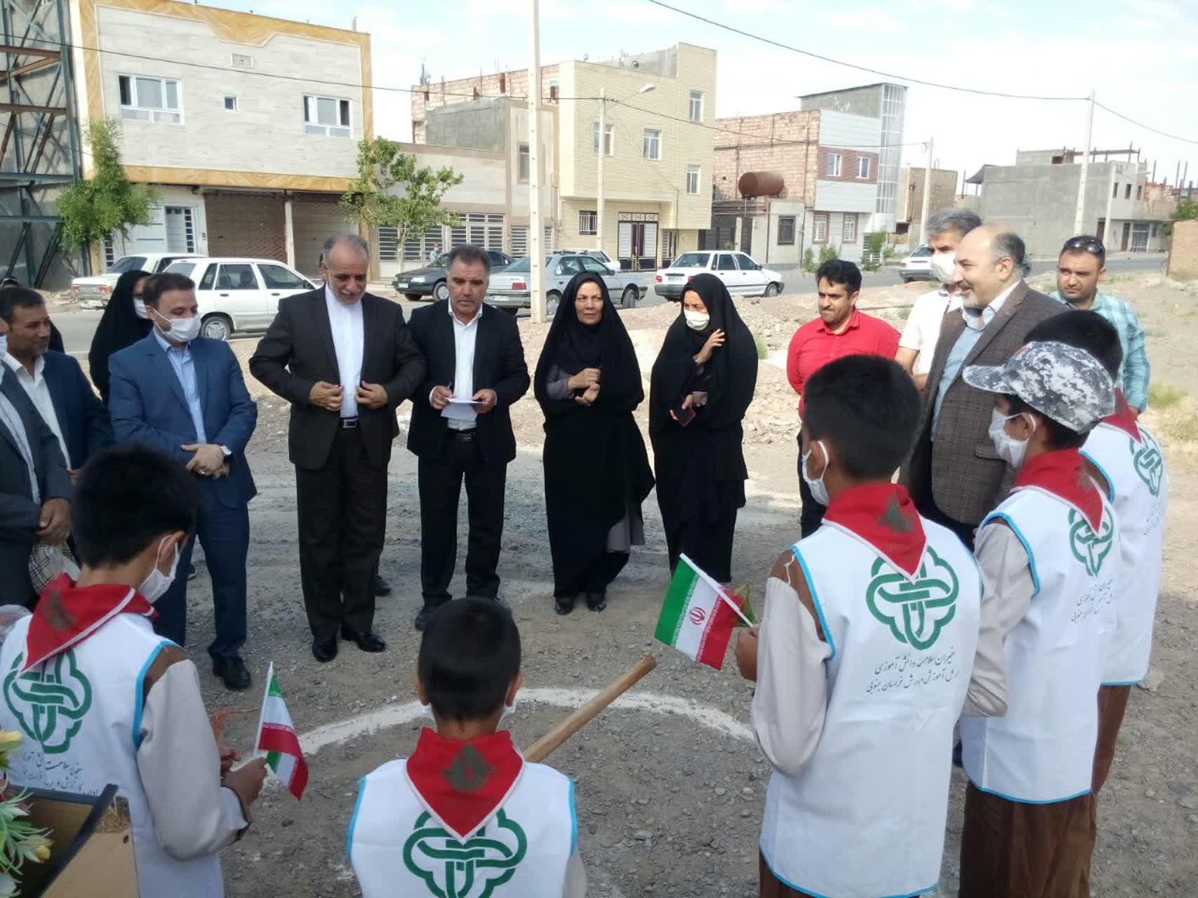 آغاز عملیات ساخت ۷ مدرسه خیرساز در خراسان جنوبی/ رنج دانش آ‌موزان از کمبود ۵۰۰ کلاس درس