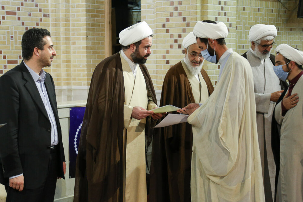 اساتید بسیجی برتر حوزه علمیه قم در عرصه پژوهش تجلیل شدند