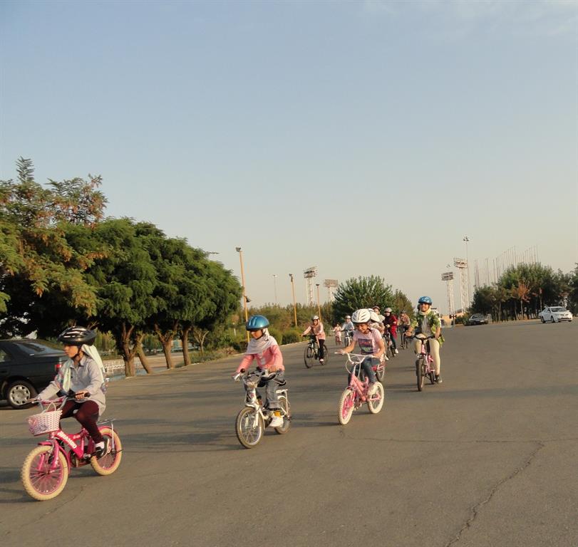 رکاب زنی دانش آموزان دوچرخه سوار آستارایی با شعار « نه به اعتیاد»