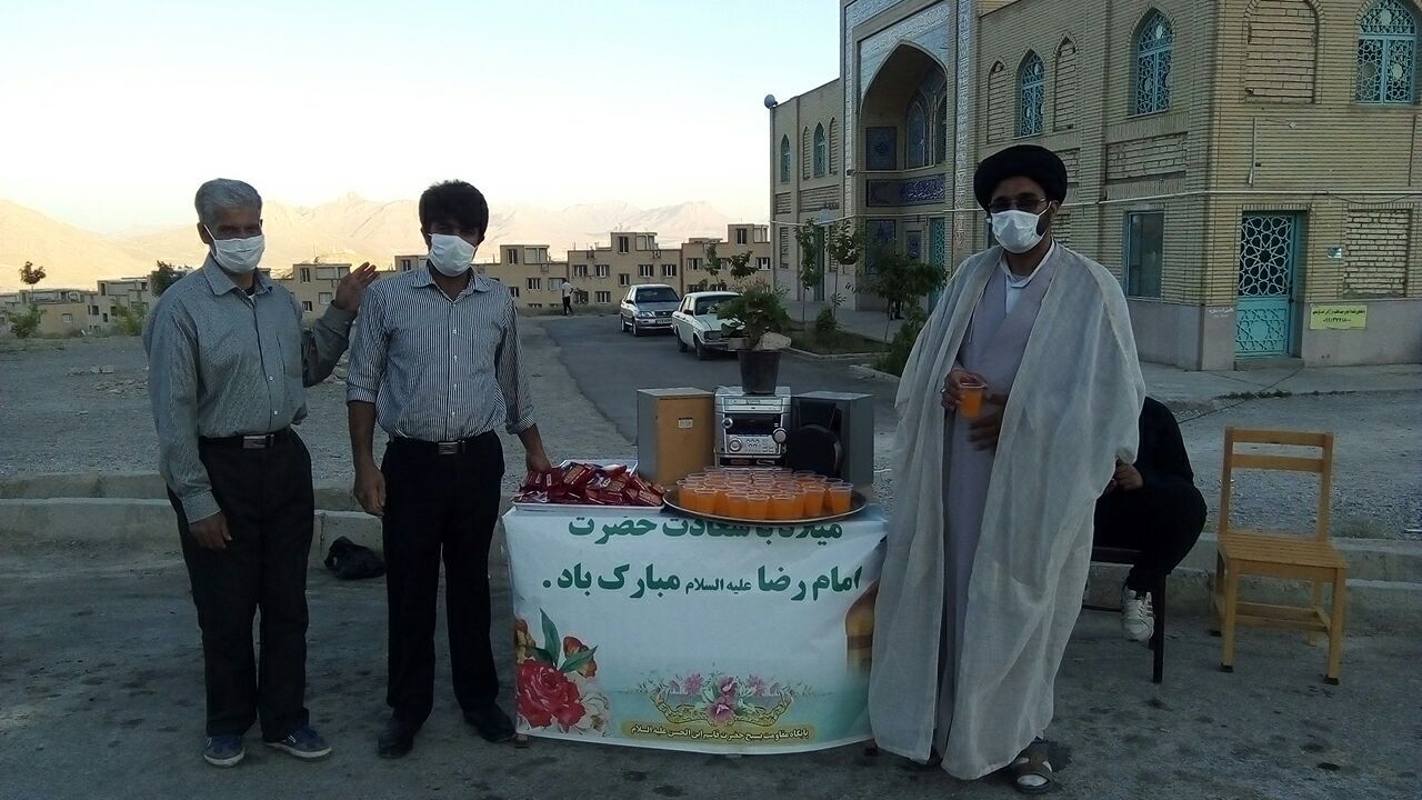 برپایی ایستگاه صلواتی میلاد امام رضا (ع) توسط بچه مسجدی های کانون عطر ولایت شهرکرد