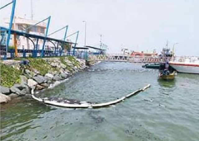 آلودگی ناشی از لکه های نفتی در ۳ مایلی ساحل بندرعباس کنترل شد