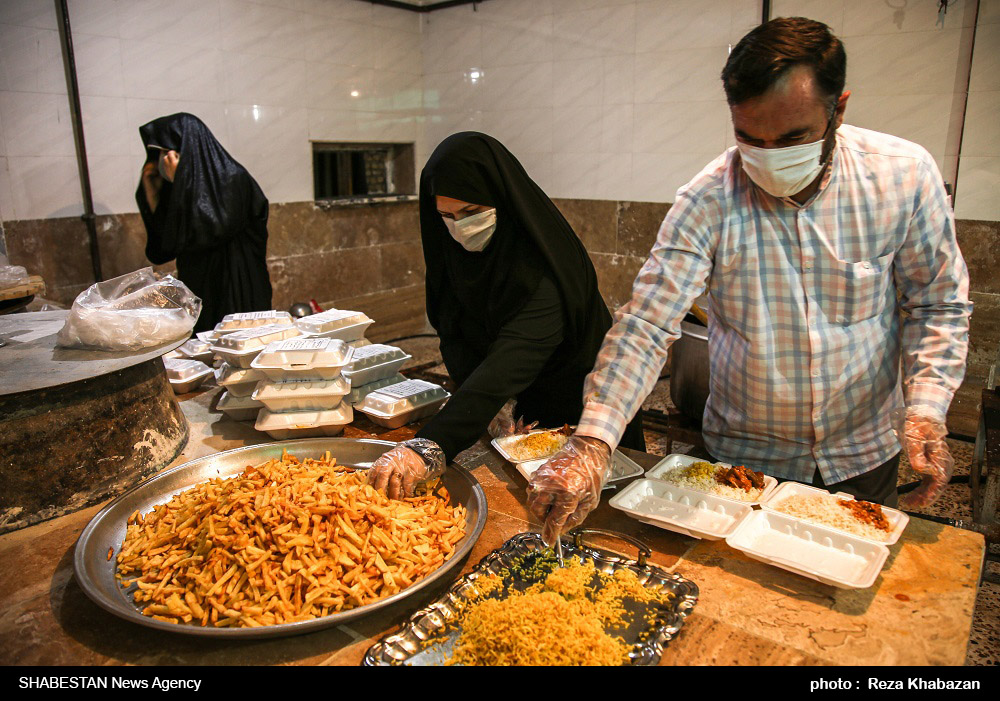 کانون فرهنگی هنری «انوار الحسین (ع)» شیراز در عید ولایت ۶۵۰ غذای گرم و بسته های معیشتی توزیع کرد  