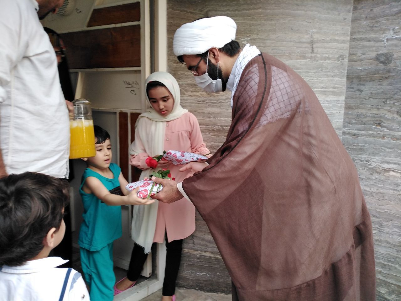 نشر مهربانی بچه های مسجد از توزیع گل تا پشتیبانی از جبهه مقابله با کرونا  