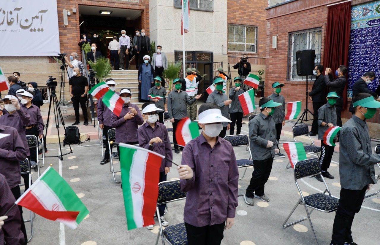 برگزاری مراسم نمادین بازگشایی مدارس در محوطه دبیرستان ریحانه النبی همدان