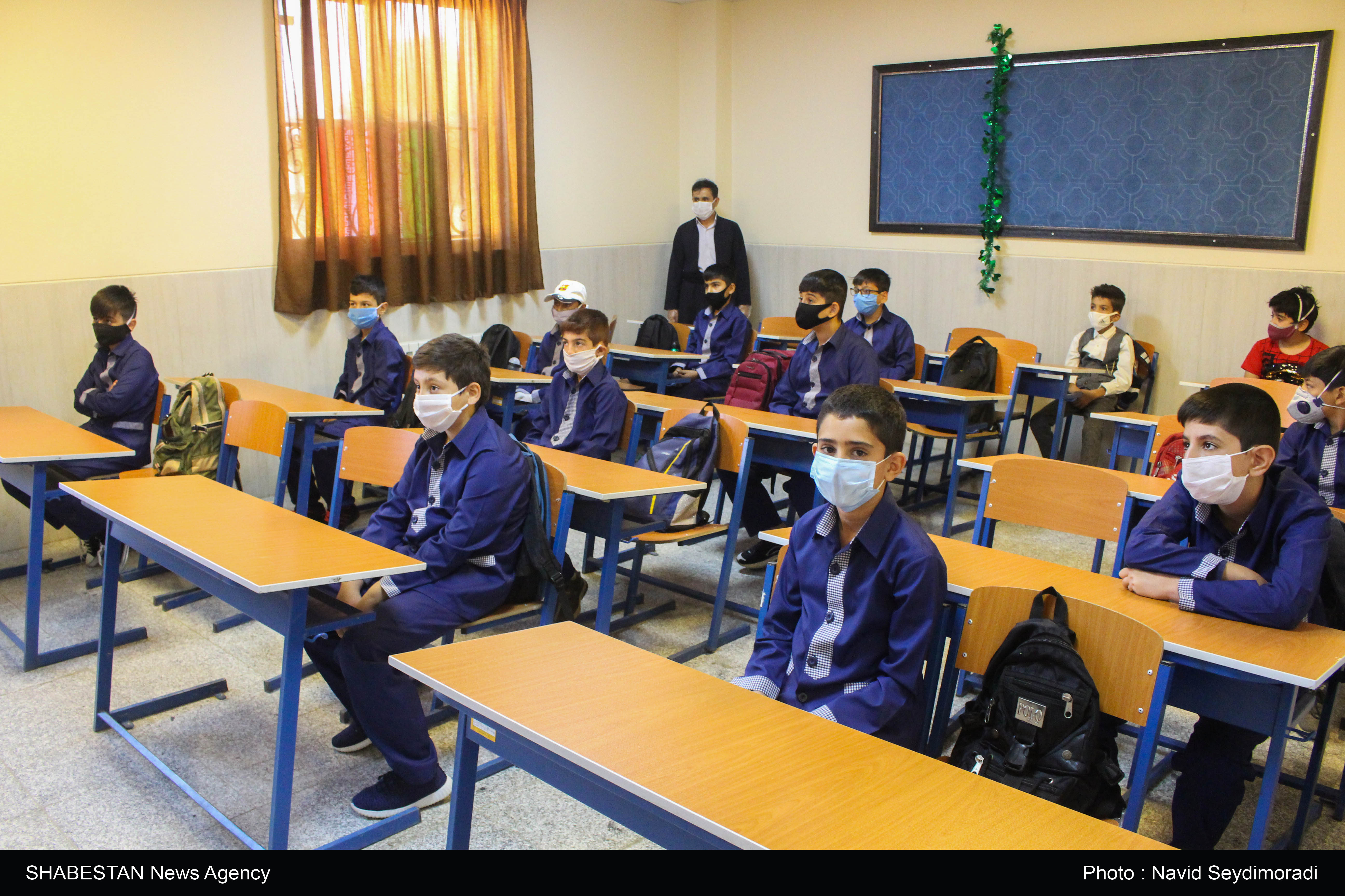 سپاه در مدارس حاشیه شهر زاهدان ماسک رایگان توزیع می کند