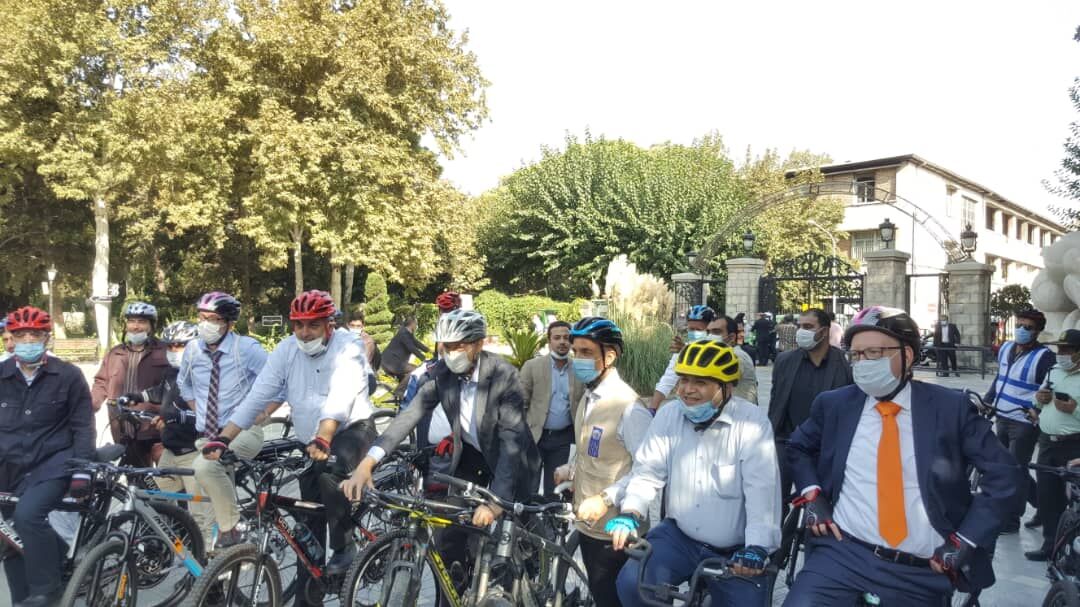  دوچرخه سواری سفرای مقیم تهران به همراه حناچی در خیابان‌های پایتخت 