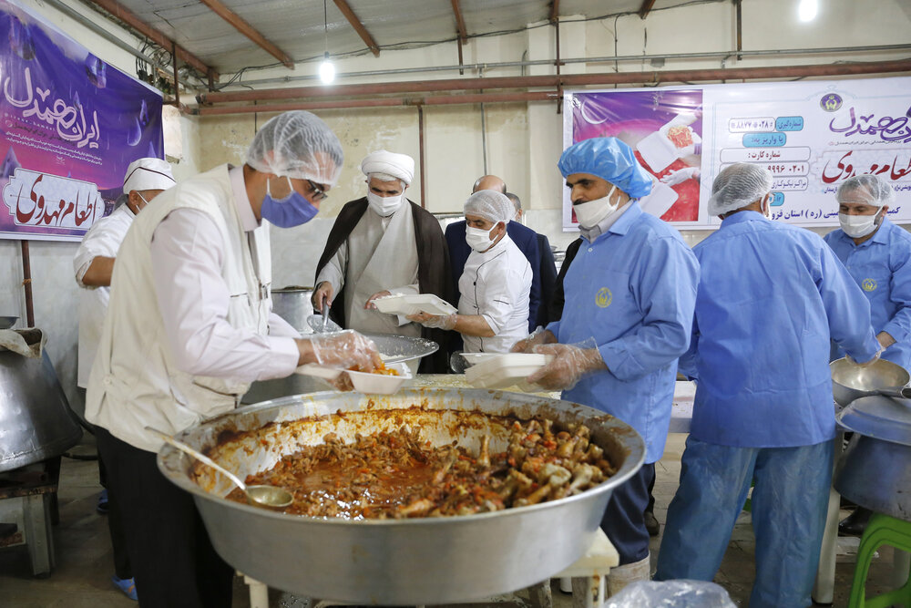 ۱۱۰ هزار پُرس غذای گرم بین نیازمندان شیروان توزیع شد 