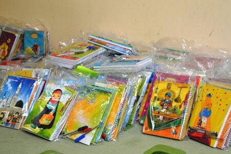 ۴۰ بسته نوشت افزار میان دانش آموزان محروم شهرستان جهرم توزیع شد  