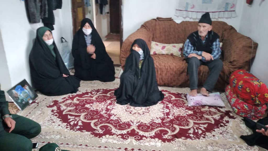 فعالان کانون فرهنگی هنری حضرت خدیجه (س) به دیدار خانواده شهید عشقعلی عبدی رفتند