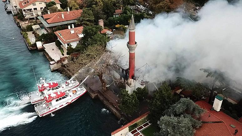 آتش سوزی مسجد چوبی در استانبول +عکس