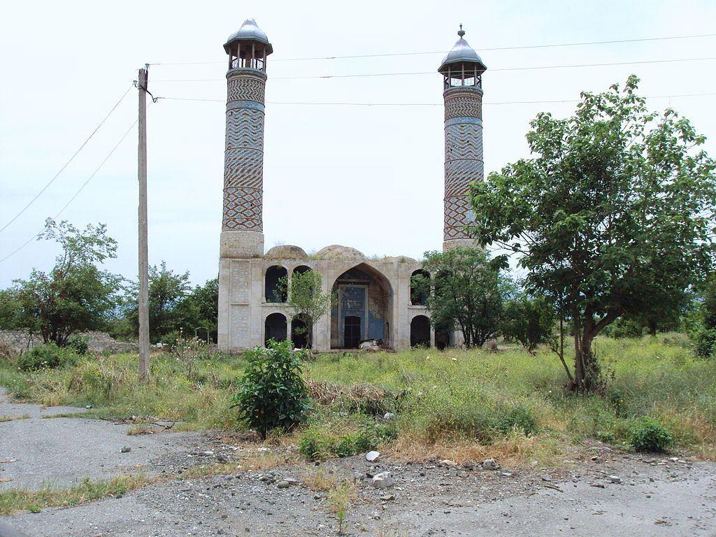 صدای اذان از مسجد «آقدام» آذربایجان در سراسر شهر طنین انداز شد 