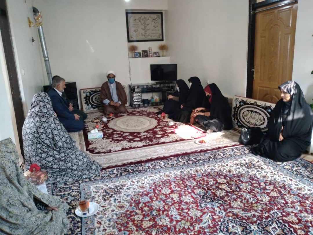 اعضای کانون فرهنگی هنری شهداء شهر هشتجین به دیدار خانواده شهید طاهری رفتند