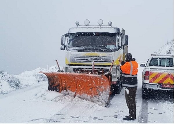 برف راه ارتباطی ۲۲ روستای شهرستان کوهرنگ را بست