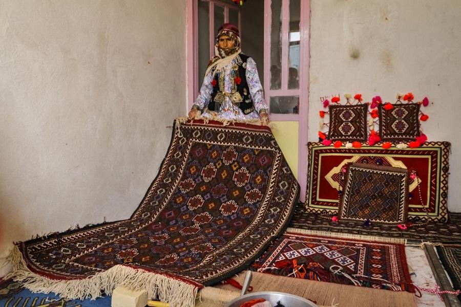 ۶۰ درصد بانوان روستای الست اسفراین به گلیم بافی مشغول هستند