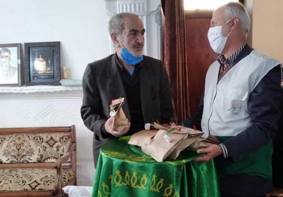خادمیاران رضوی با خانواده شهید مدافع سلامت در میاندرود دیدار کردند  