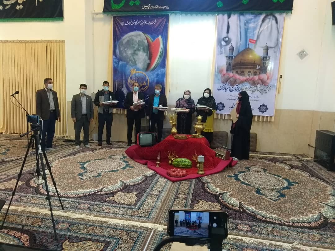 اعضای کانون حضرت خدیجه (س) شاهدیه از پرستاران شهر خود تجلیل کردند  